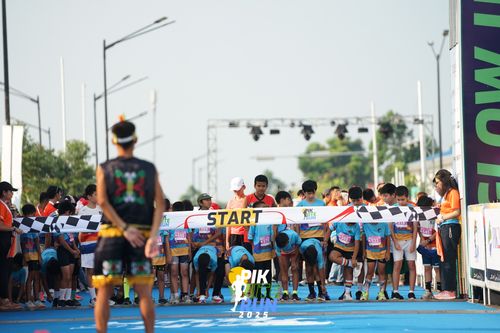 Race photo from PIK NITE RUN 2025