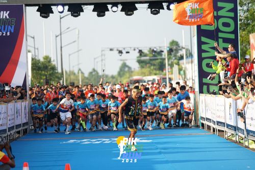 Race photo from PIK NITE RUN 2025