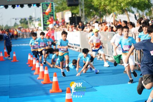 Race photo from PIK NITE RUN 2025