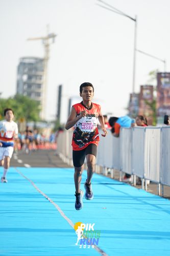 Race photo from PIK NITE RUN 2025