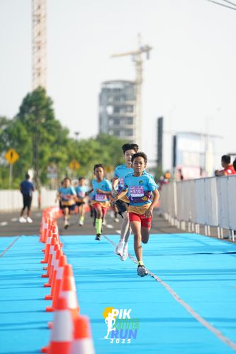 Race photo from PIK NITE RUN 2025
