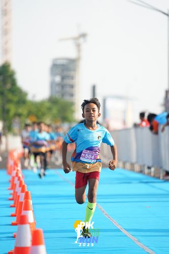 Race photo from PIK NITE RUN 2025