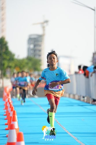 Race photo from PIK NITE RUN 2025