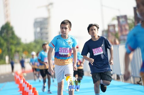 Race photo from PIK NITE RUN 2025