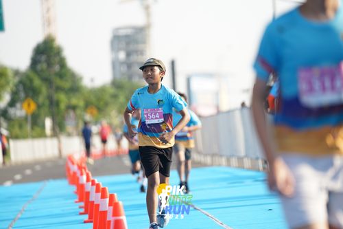 Race photo from PIK NITE RUN 2025