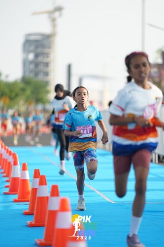 Race photo from PIK NITE RUN 2025