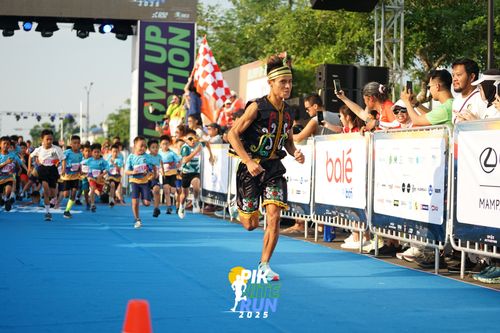 Race photo from PIK NITE RUN 2025