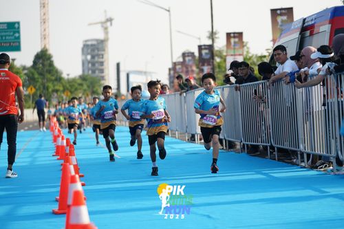 Race photo from PIK NITE RUN 2025