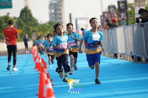 Race photo from PIK NITE RUN 2025