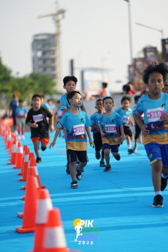 Race photo from PIK NITE RUN 2025