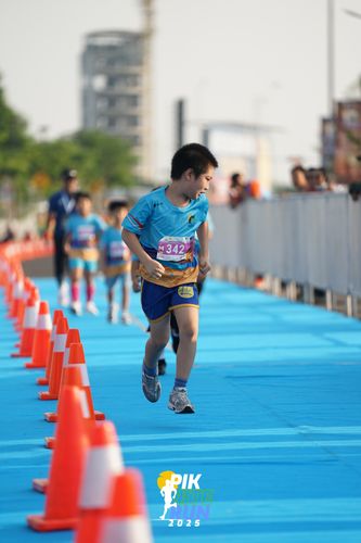 Race photo from PIK NITE RUN 2025