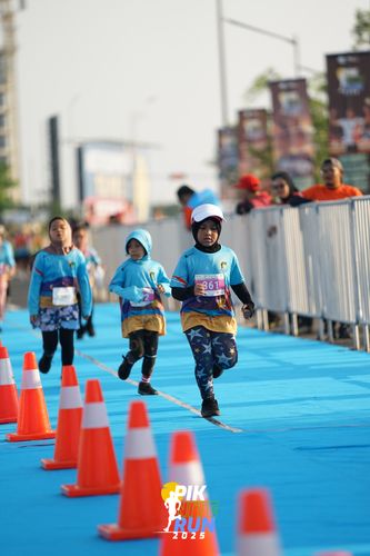 Race photo from PIK NITE RUN 2025