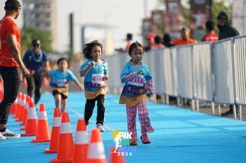 Race photo from PIK NITE RUN 2025