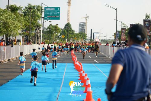 Race photo from PIK NITE RUN 2025