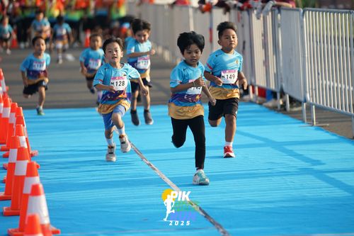 Race photo from PIK NITE RUN 2025