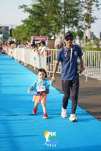 Race photo from PIK NITE RUN 2025