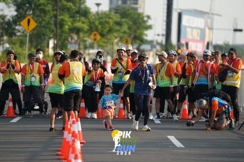 Race photo from PIK NITE RUN 2025