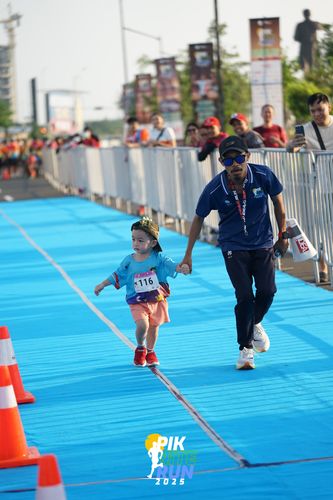 Race photo from PIK NITE RUN 2025