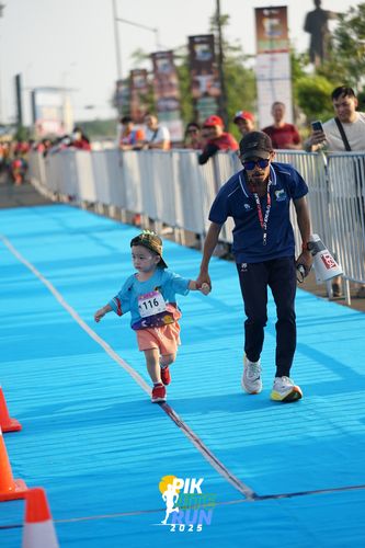 Race photo from PIK NITE RUN 2025