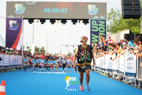 Race photo from PIK NITE RUN 2025