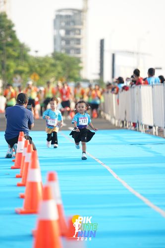 Race photo from PIK NITE RUN 2025