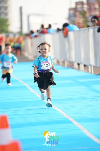 Race photo from PIK NITE RUN 2025