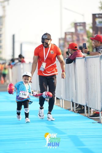 Race photo from PIK NITE RUN 2025