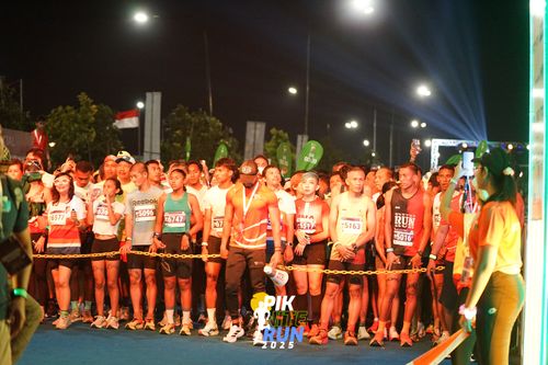 Race photo from PIK NITE RUN 2025