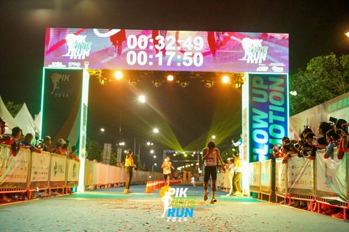 Race photo from PIK NITE RUN 2025