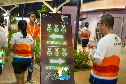 Race photo from PIK NITE RUN 2025
