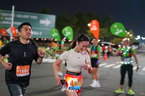 Race photo from PIK NITE RUN 2025