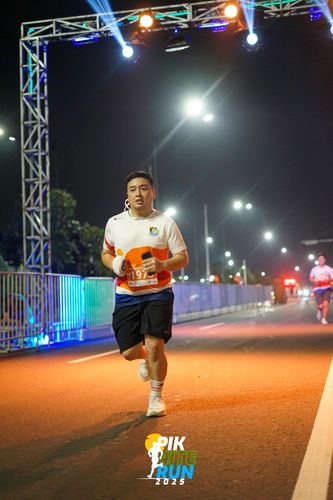 Race photo from PIK NITE RUN 2025