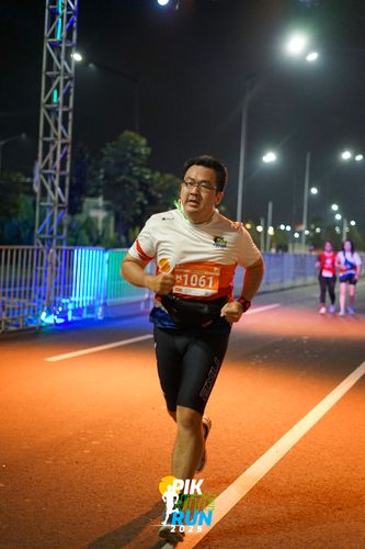 Race photo from PIK NITE RUN 2025