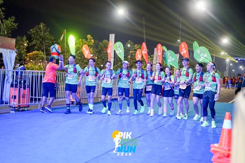 Race photo from PIK NITE RUN 2025