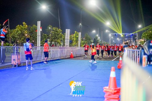 Race photo from PIK NITE RUN 2025
