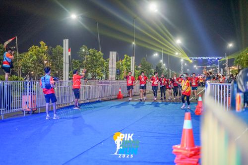 Race photo from PIK NITE RUN 2025
