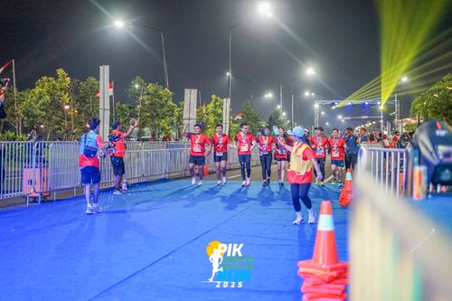 Race photo from PIK NITE RUN 2025