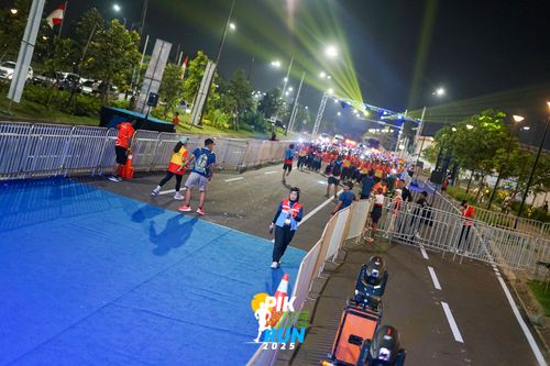 Race photo from PIK NITE RUN 2025