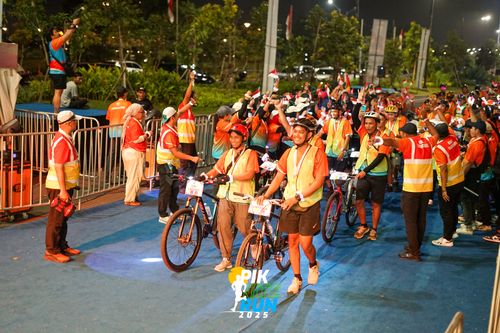 Race photo from PIK NITE RUN 2025