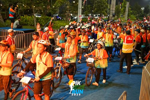 Race photo from PIK NITE RUN 2025