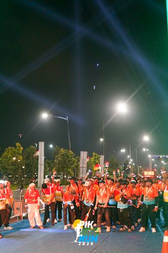 Race photo from PIK NITE RUN 2025