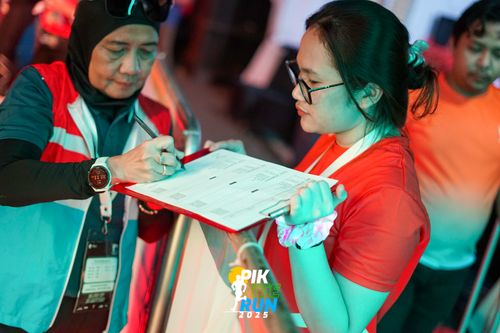 Race photo from PIK NITE RUN 2025