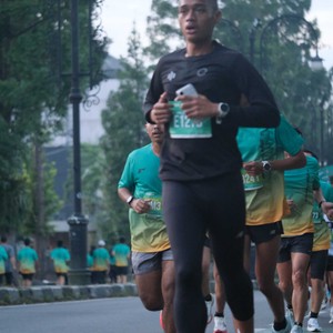Race photo from BAUR RUN 2025