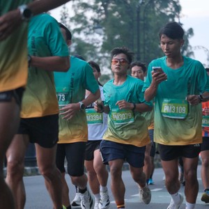 Race photo from BAUR RUN 2025