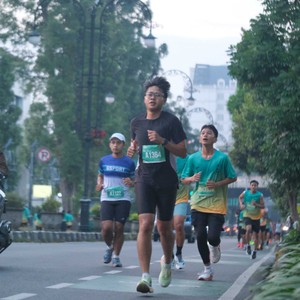 Race photo from BAUR RUN 2025