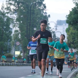 Race photo from BAUR RUN 2025