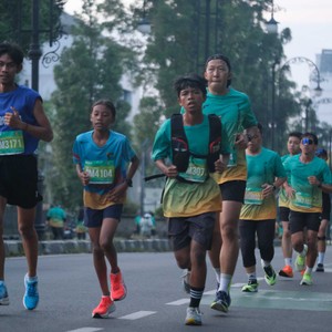 Race photo from BAUR RUN 2025
