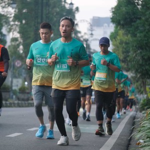 Race photo from BAUR RUN 2025