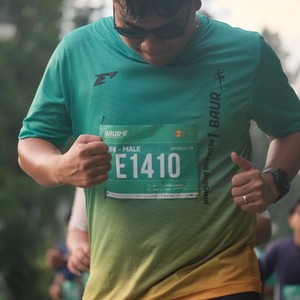 Race photo from BAUR RUN 2025