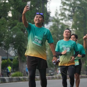 Race photo from BAUR RUN 2025